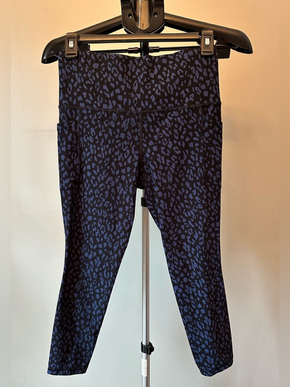 Athleta Salutation Stash Pocket 2 Textured 7/8 Tight Blue Leopard Leggings Small
